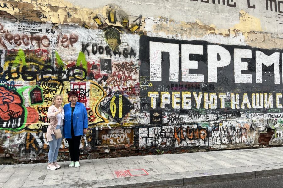 Стена Цоя на Арбате. Экскурсия для гостей из Германии