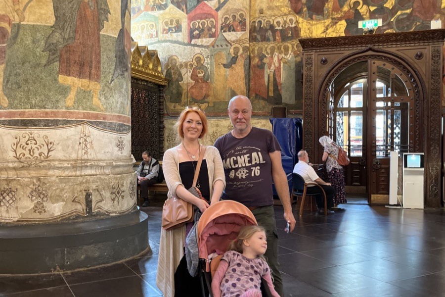 Зарубежные гости на экскурсии по храмам Кремля