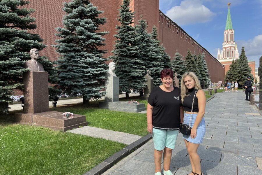 Иностранки у Кремлевской стены. Фото гида Индивидуальная экскурсия по Красной площади. У Кремлёвской стены