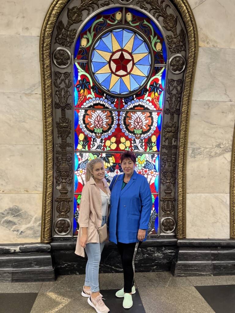 Прогулка иностранок по московскому метро с гидом