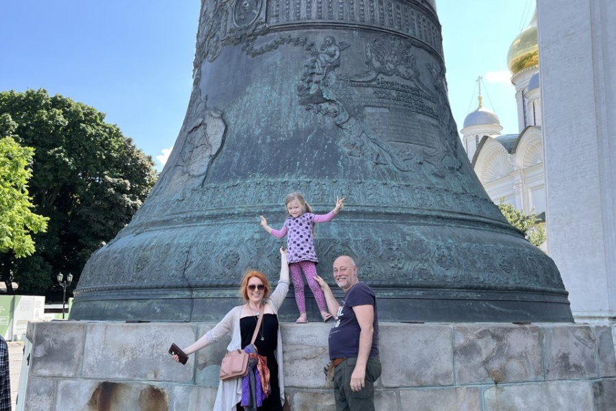 Семейная экскурсия по Кремлю на немецком. Царь-колокол.