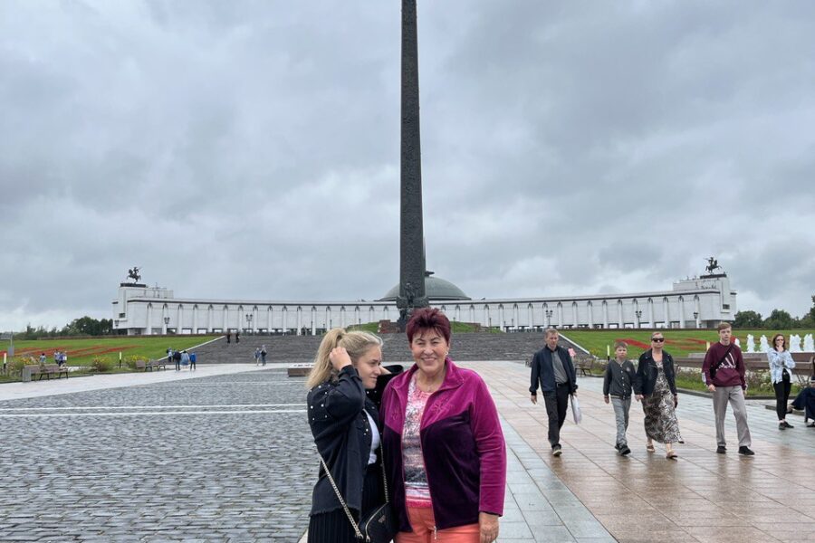 Монумент Победы. Экскурсия по Поклонной горе для семьи из Германии
