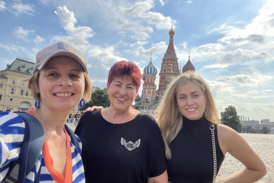 Немцы с гидом на Красной площади Приключения немцев в Москве. Прогулка с гидом пешком и на автомобиле