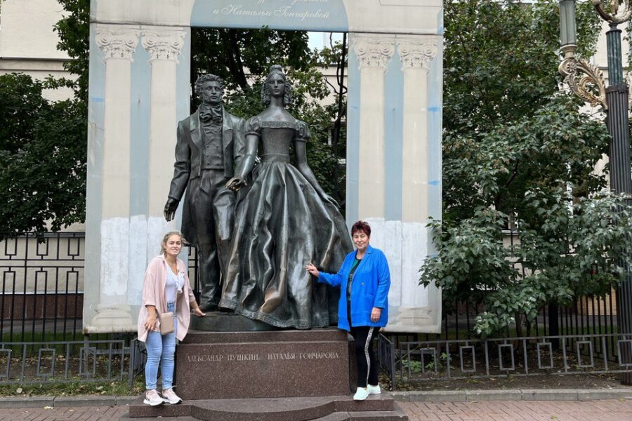 Памятник Пушкину и Гончаровой. Экскурсия по Арбату
