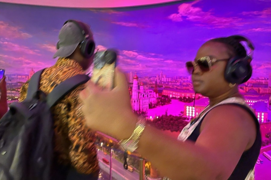 Экскурсанты в отеле Radisson Collection