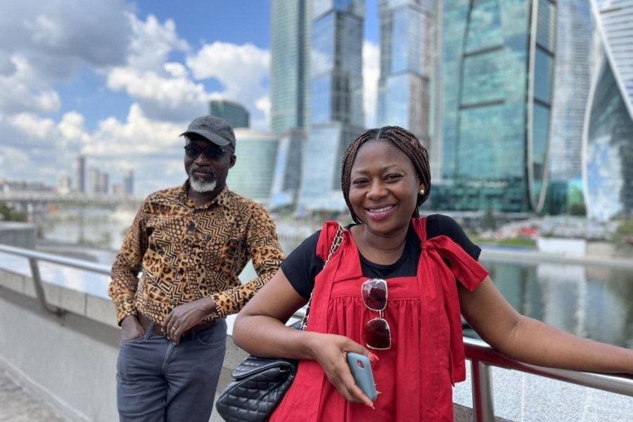 Иностранные экскурсанты возле Москва-Сити