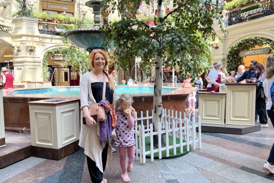 Дегустация сливочного "стаканчика" на экскурсии по ГУМу на немецком