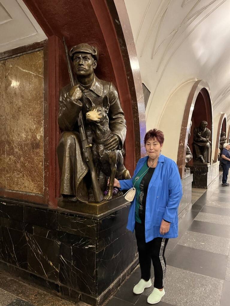 革命广场地铁站。德国家庭莫斯科之旅