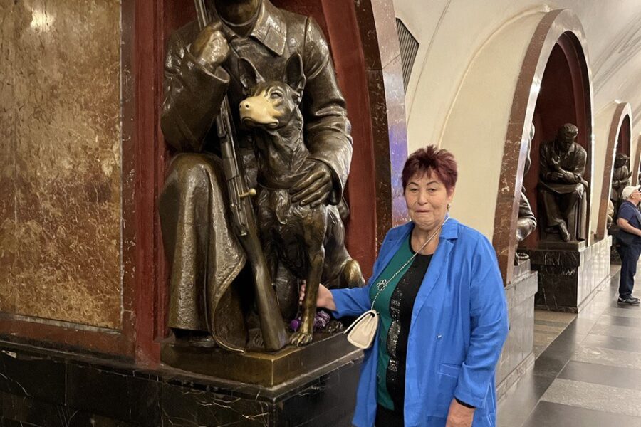 Метро Площадь Революции. Экскурсия по Москве для семьи из Германии