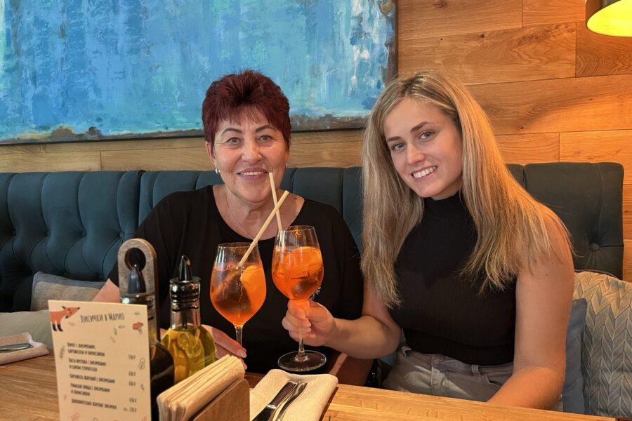 Русские иностранки отдыхают с коктейлем после экскурсии по Третьяковской галерее