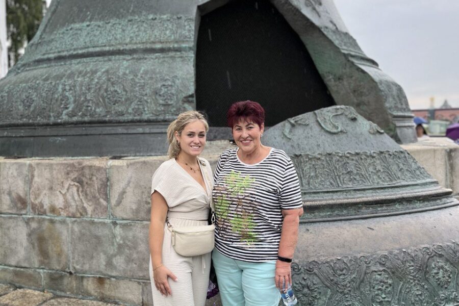 Царь-колокол. Иностранки в Москве. Гуляем пешком и на авто Царь-колокол в Кремле. Экскурсия по Красной площади