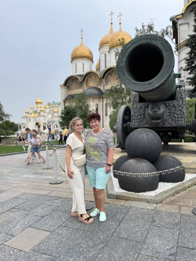 Царь-пушка на территории Кремля рядом с Красной площадью. Иностранцы в Москве