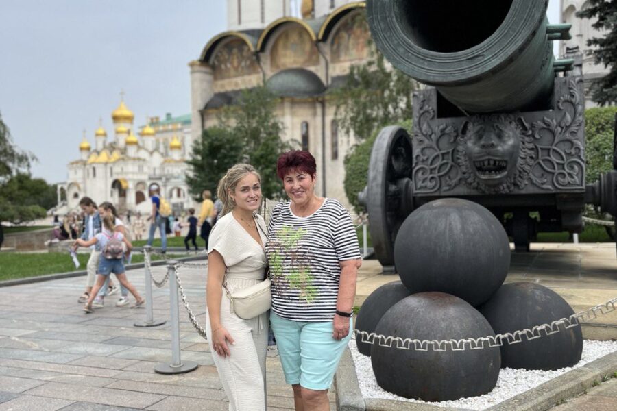 Царь-пушка. Показываем Кремль немцам пешком, катаем по Москве на автомобиле Царь-пушка на территории Кремля рядом с Красной площадью. Иностранцы в Москве