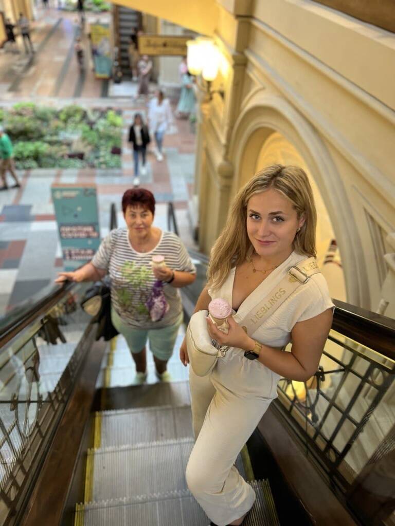 Прогулка немецкой семьи с гидом по ГУМу