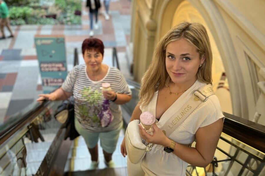 Гости из Германии пробуют мороженое в ГУМе. Экскурсия пешком и на минивэне Прогулка немецкой семьи с гидом по ГУМу