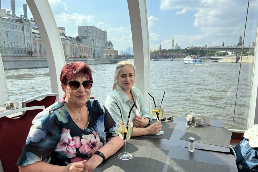 Живописная семейная прогулка с гидом на яхте