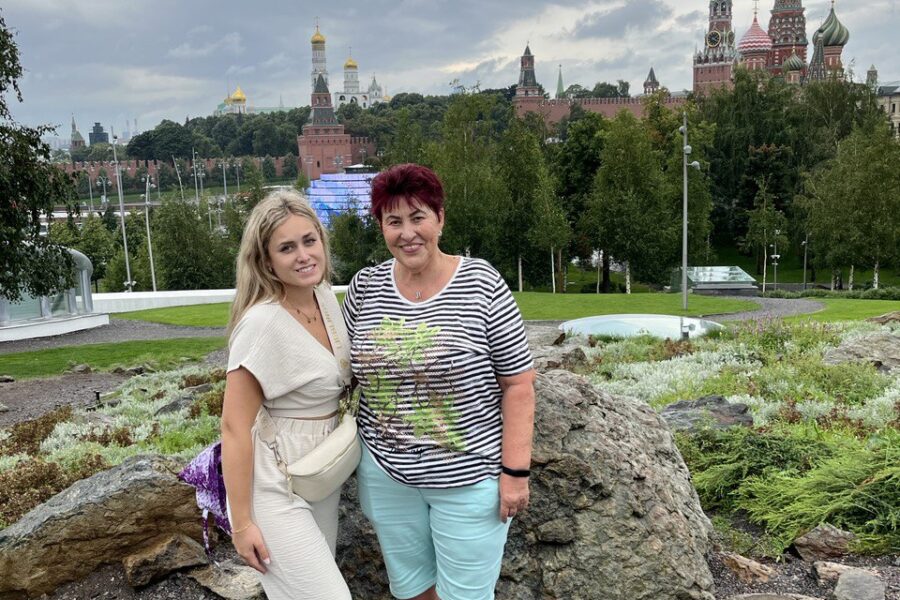 Экскурсия немок в парк "Зарядье". Вид на Кремль Парк "Зарядье" встречает немецких гостей