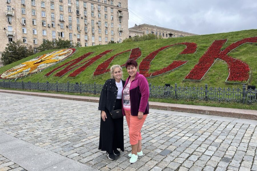 Кутузовский проспект перед входом в метро Парк Победы. Экскурсия для немцев Кутузовский проспект перед входом у Поклонной горы. Экскурсия пешком и на автомобиле