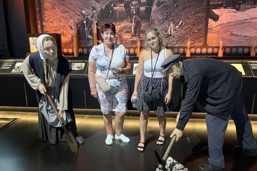 Экскурсия для иностранцев по музею Вооружённых Сил России