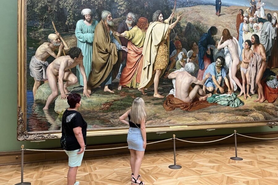 Фото у картины "Явление Христа народу". Экскурсия по Третьяковской галерее