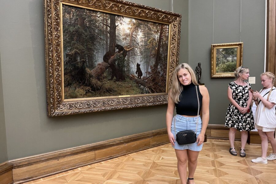 Иностранка Николь и картина "Утро в сосновом лесу"