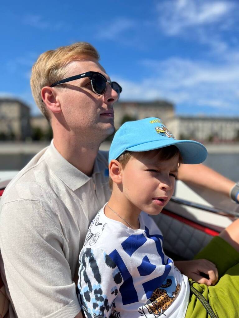 在莫斯科河上乘坐游艇进行家庭游轮之旅。父亲和儿子