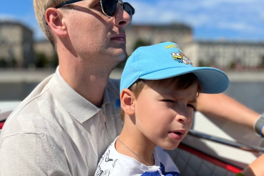 На яхте на семейной прогулке по Москва-реке. Папа и сын