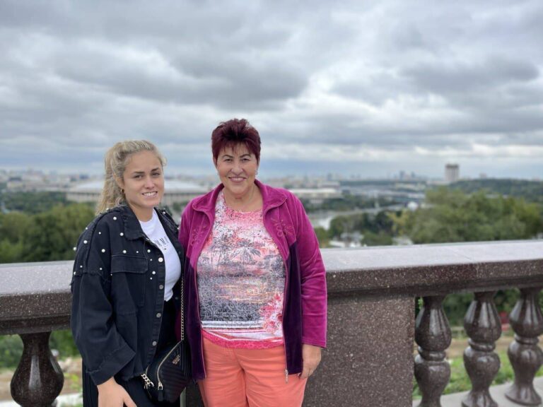 莫斯科步行和汽车观光之旅。在俄罗斯的德国女性