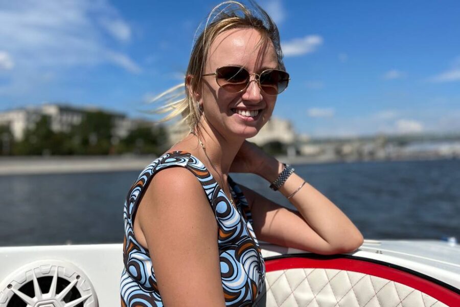 Семья плавает на катере во время экскурсии по Москва-реке