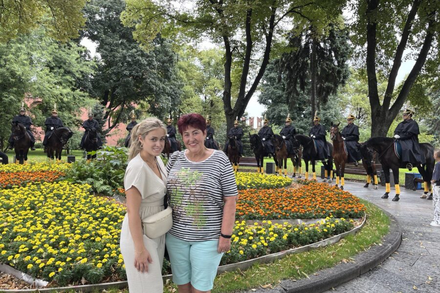 Прогулка по Кремлю и близ Красной площади. Экскурсия для иностранок Прогулка немцев с гидом у Кремля пешком и на автомобиле