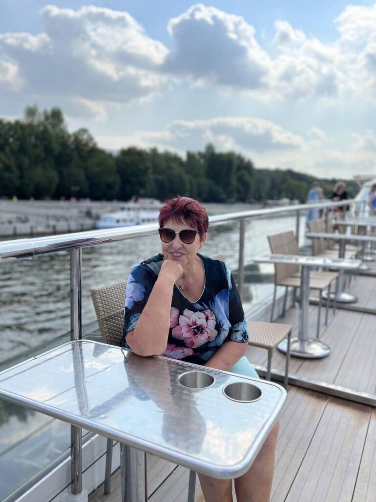 一个来自德国的家庭正在享受河轮之旅。