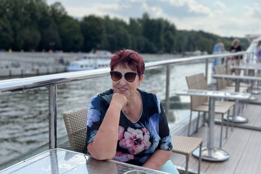 Семья из Германии наслаждается прогулкой по реке