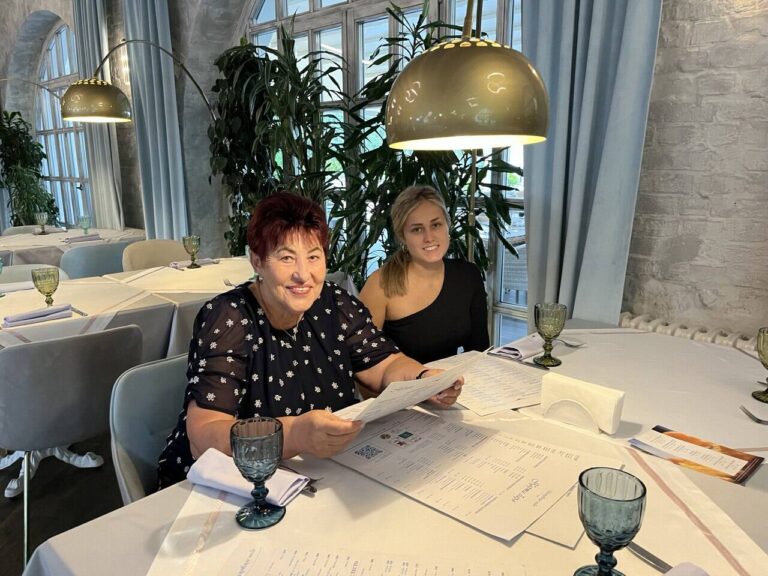 在莫斯科外国人旅游团期间，在餐厅享用了一顿美味的午餐