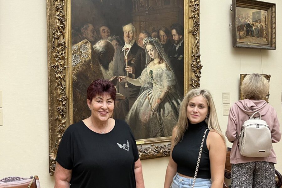 "Русские иностранцы" на фоне "Неравного брака" в ходе экскурсии по Третьяковской галерее