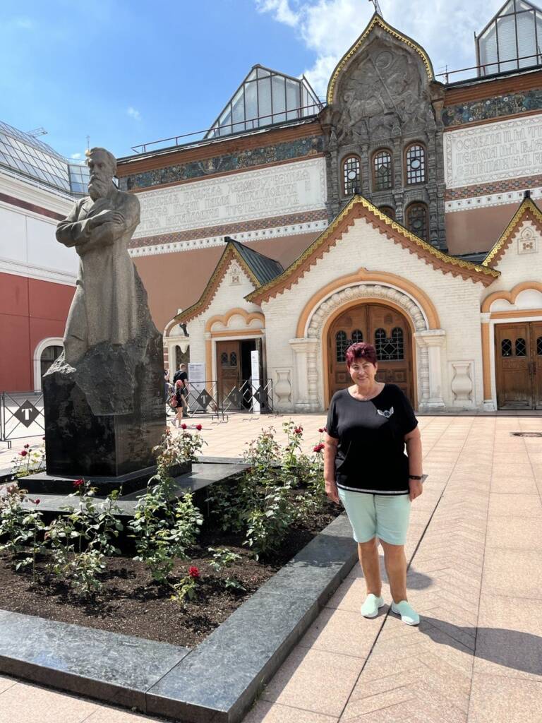 参观特列季亚科夫画廊。为外国游客准备的家庭导览步行游。