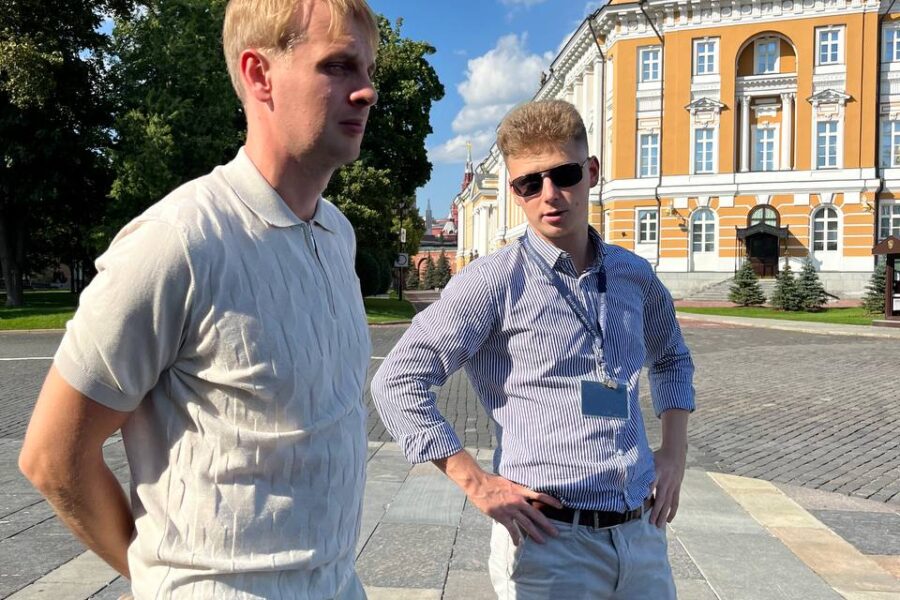 Прогулка семьи с гидом по Кремлю