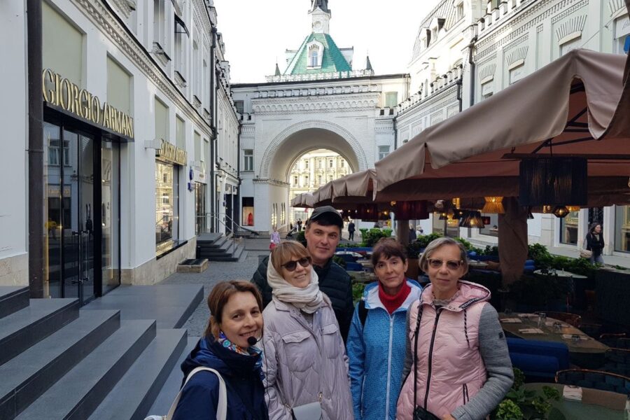 Гости из Санкт-Петербурга и гид в Третьяковском проезде. Экскурсия о купечестве Москвы Гости из Петербурга на экскурсии с гидом в Третьяковском проезде. Купеческая Москва