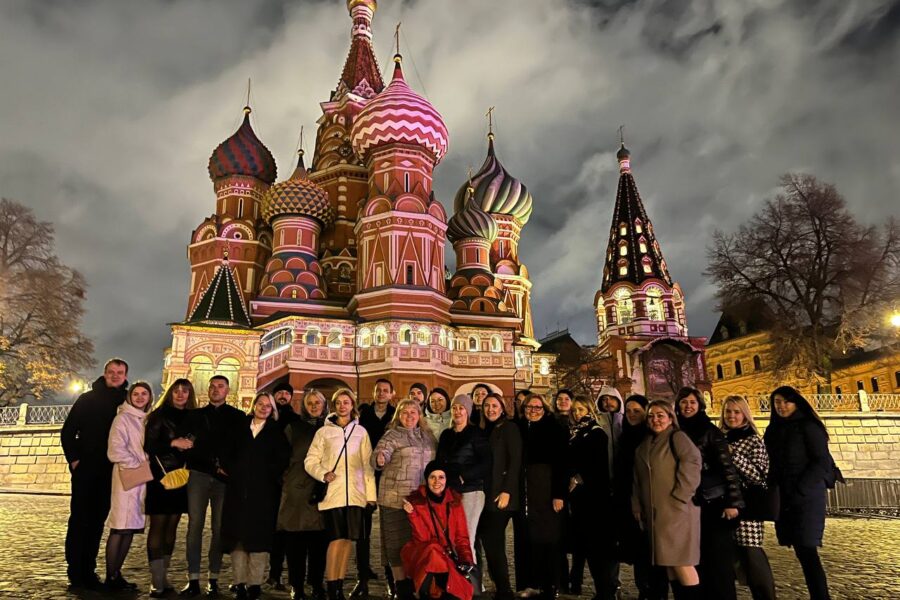 Общее фото на Красной площади на фоне Собора Покрова Пресвятой Богородицы на Рву (храм Василия Блаженного) Фотосессия на Красной площади на фоне Собора Покрова Пресвятой Богородицы на Рву (храма Василия Блаженного)