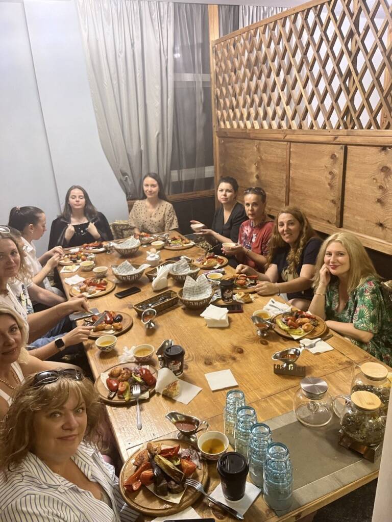 宾客们以东方风格用餐。