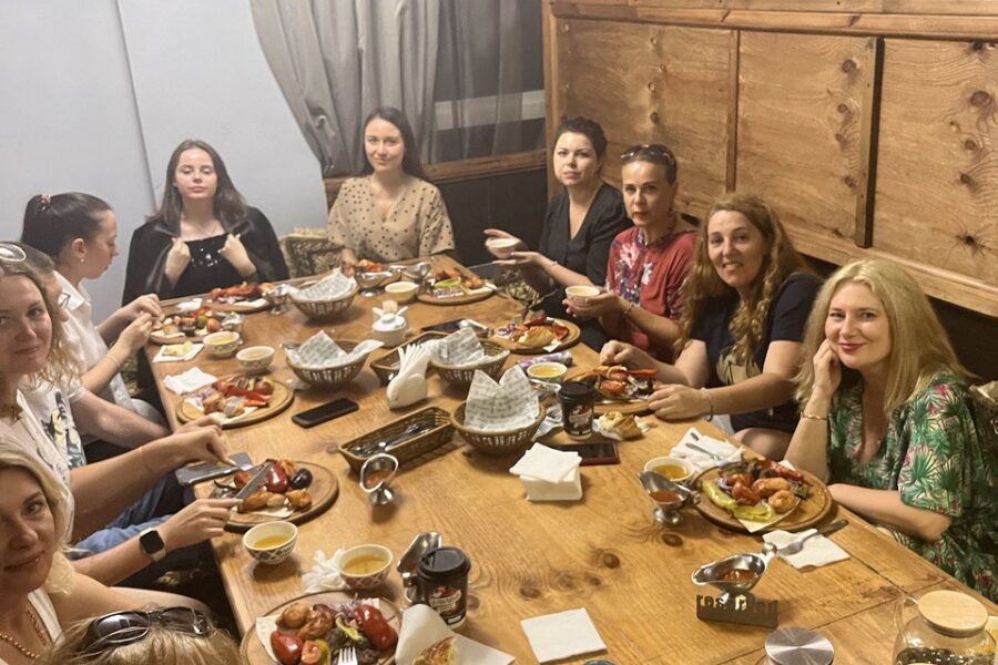 Гости ужинают по-восточному