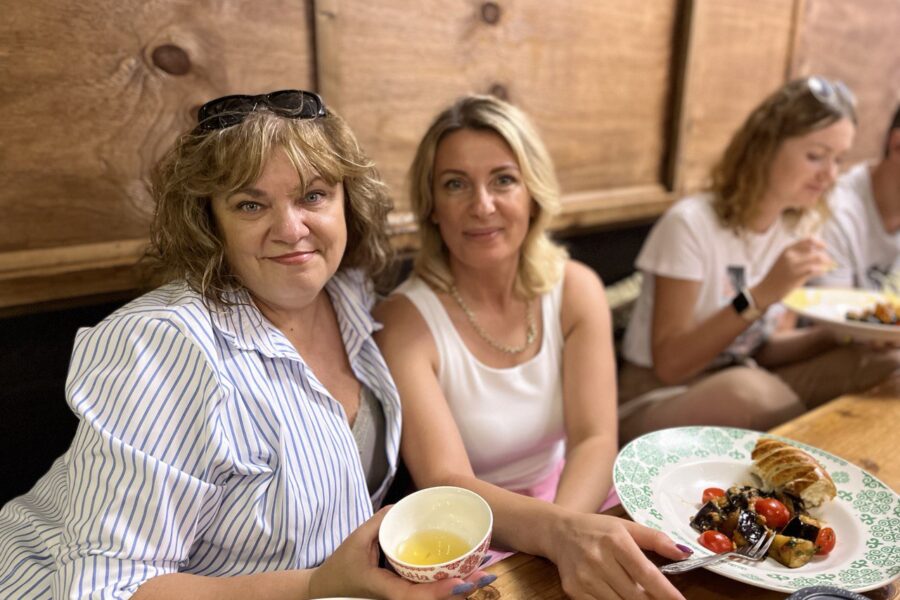 Гости ужинают в чайхане на ВДНХ