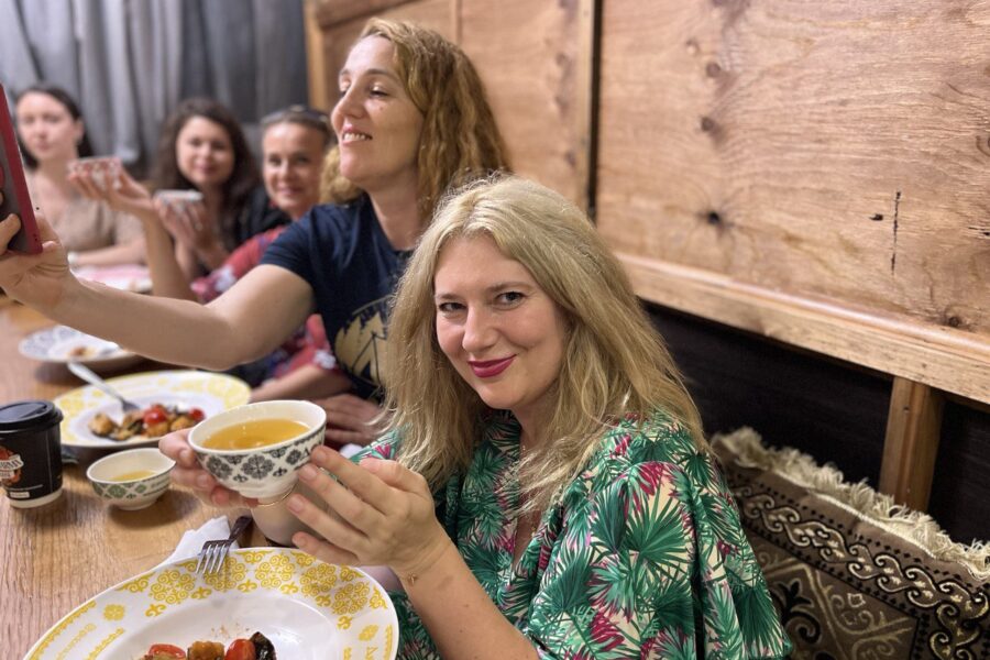 Гости наслаждаются ужином в "Восточной чайхане" на ВДНХ