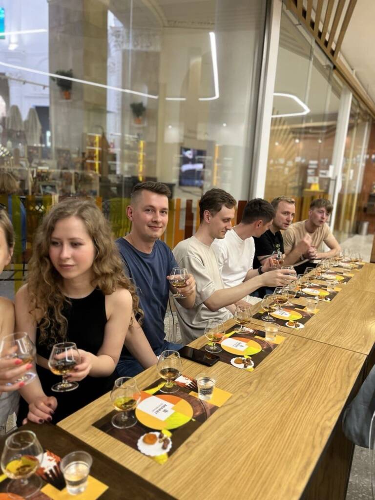在 VDNKh 的美食之旅中，游客将了解更多关于亚美尼亚饮品的知识。
