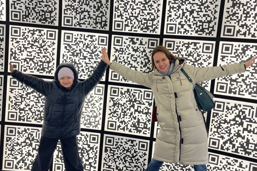 В инфоцентре парка Зарядье. Фон из qr-кодов. Экскурсия