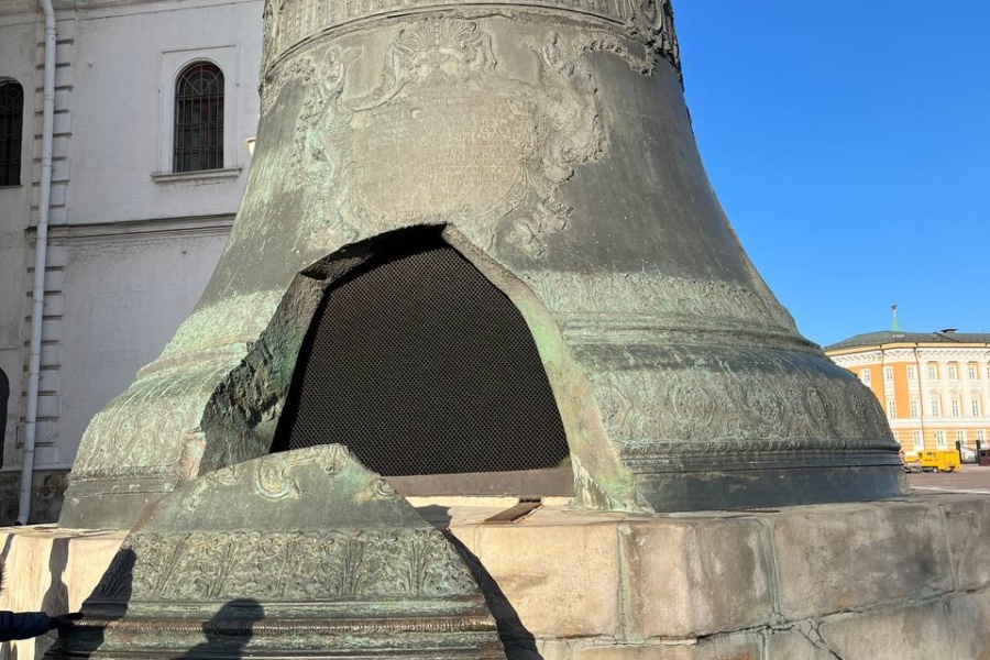 Гости фотографируют Царь-колокол в Кремле