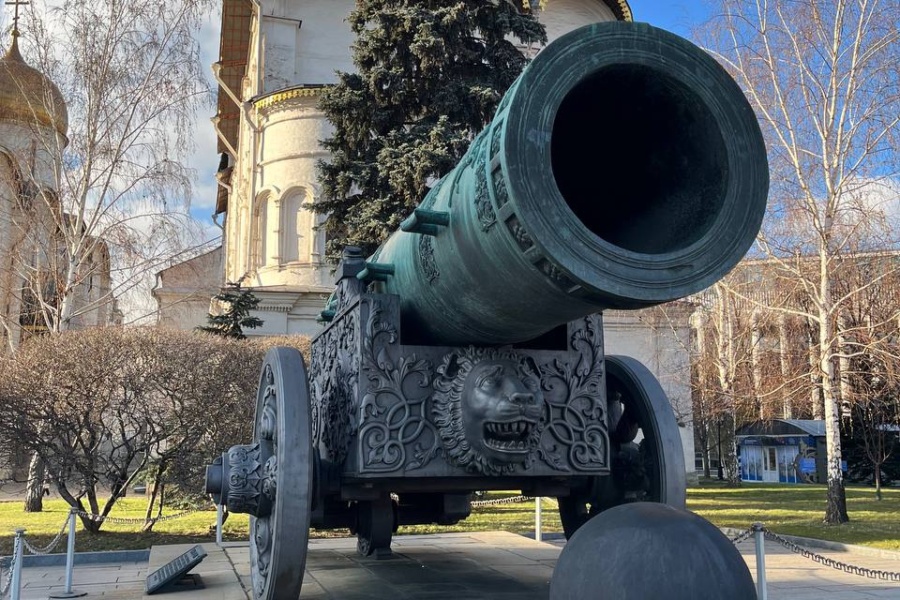 Гости фотографируют Царь-пушку в Кремле