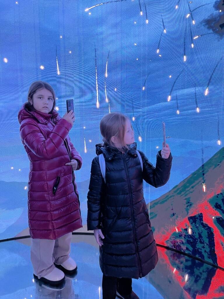 Девочки активно фотографируют на выставке ВДНХ Фото в телефон на память об экскурсии по океанариуму