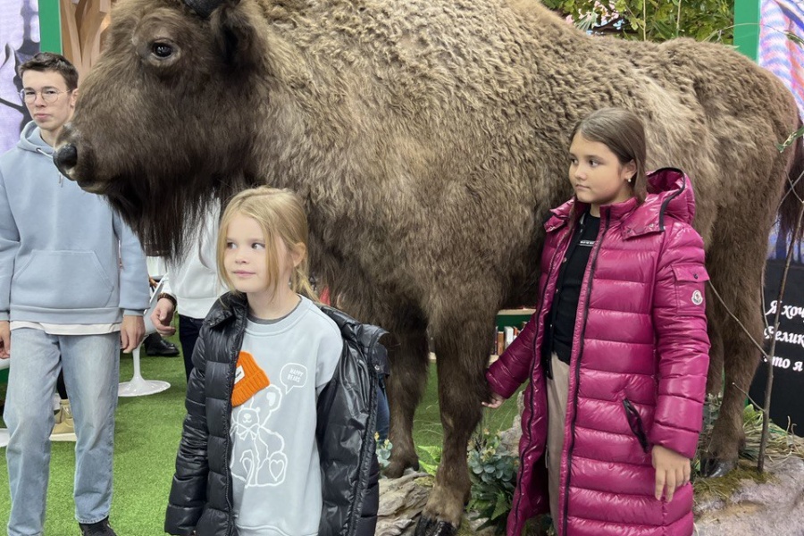 Семья с представителем животного мира одного из регионов России на выставке по ВДНХ