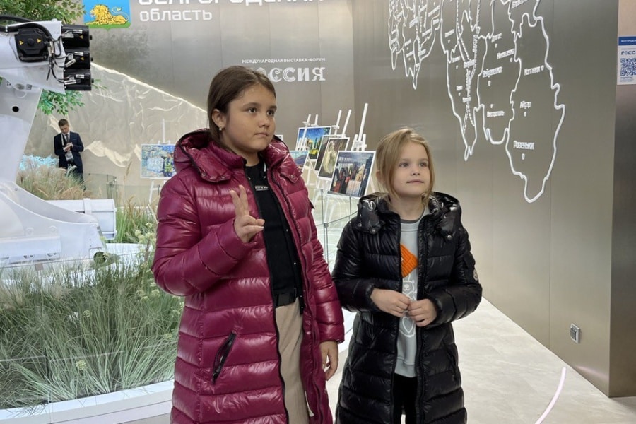 Девочки рады, что посетили экскурсию по выставке "Регионы России"