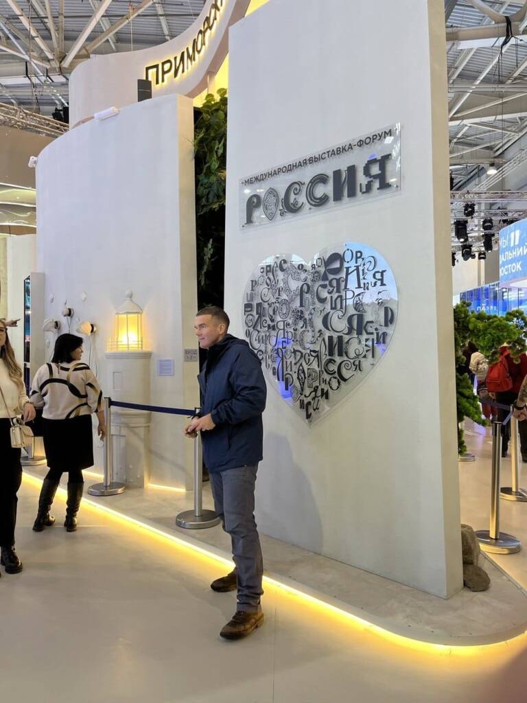 Фото на память о выставке в Москве. Экскурсия по ВДНХ